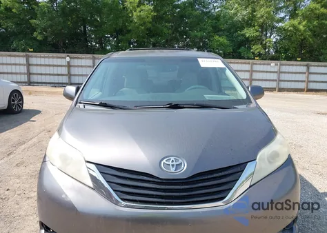 2011 Toyota Sienna Le V6 z USA, uszkodzony, nr VIN 5TDKK3DC2BS158039